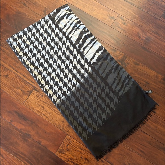 Express | houndstooth patterned polyester scarf wrap - Picture 2 of 11